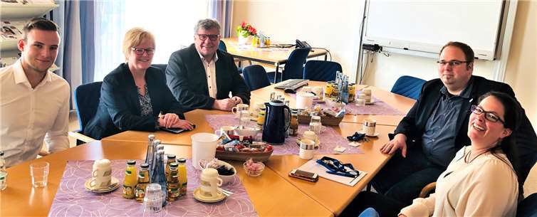 Lucas Schloemer (Praktikant), Agnes Ulrich (Leiterin des Kreissozialamtes), 1. Kreisbeigeordneter Michael Mahlert, Mario Klein (Verwaltungsleiter), Silke Weidenthaler (Einrichtungsleiterin) (v.l.).  Kreis Neuwied
