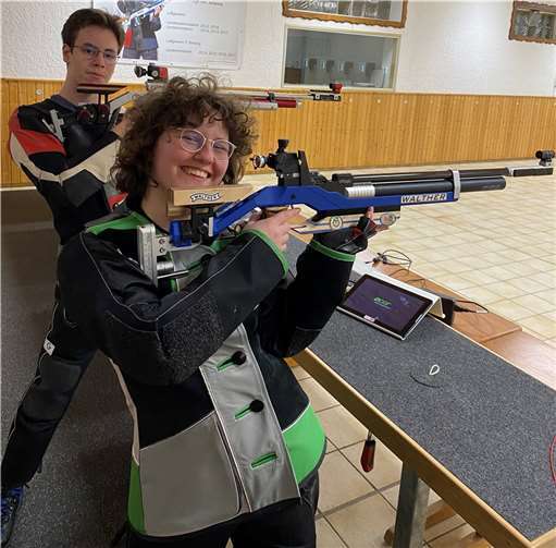 Lucas Schrade Bezirksvizemeister der Jugendklasse und Yasmin Hoecker Bezirksmeisterin der Juniorinnenklasse II in der Disziplin Luftgewehr.  Fotos: privat
