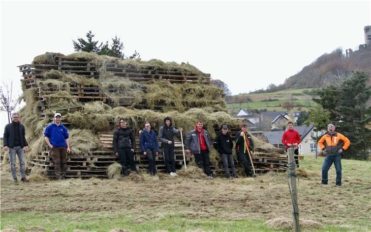 Lucas Tietz, Laura Oligschläger, Jonas Weidenbach, Nelson Löhr, Robin Bläser und Michael Mather gemeinsam mit Ortsbürgermeister Schmitt und dem Team um Gemeindearbeiter Guido Ritzdorf.Foto: Kerstin Weidenbach