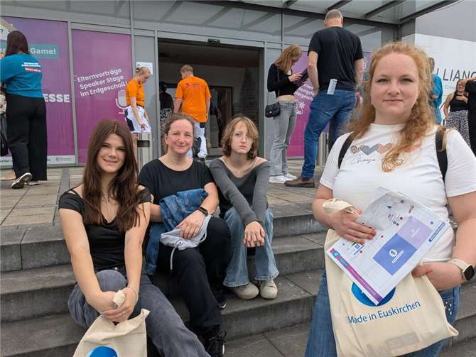 Lucia Klosteren (li.) mit Ramona Zmudczynski (2.v.li.) und Natascha Frieben (re).
