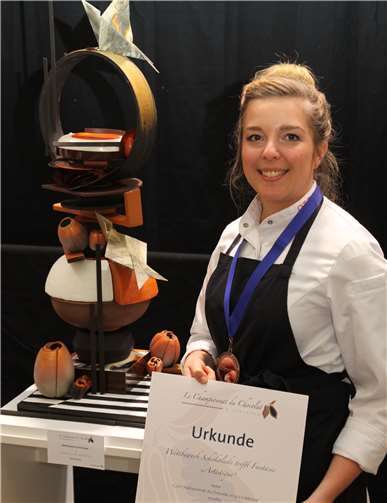 Lucia Kranz, ausgezeichnet mit der Urkunde in Gold beim Wettbewerb „Artistique“ mit ihrem Schaustück „beauté de la géometrie“.Foto: Hans-Peter Kranz