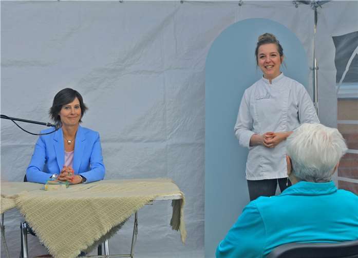 Lucia Kranz begrüßt die Autorin Kristina Hortenbach und das Publikum zu Beginn der Autorinnenlesung.  Foto: Hans-Peter Kranz