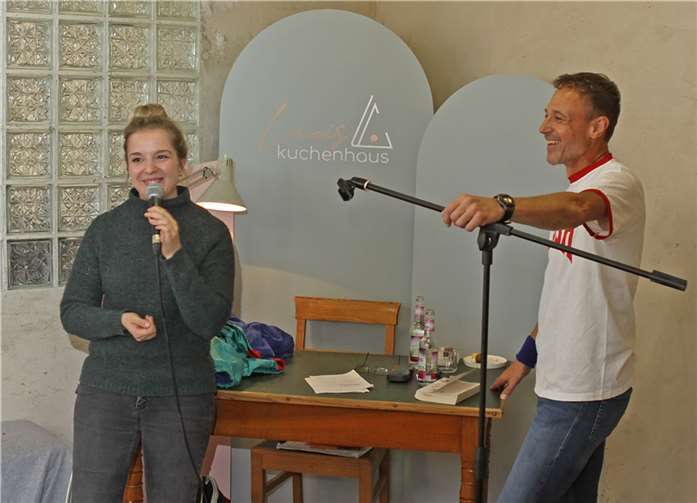 Lucia Kranz, die Initiatorin der Reihe „Kultur im Kuchenhaus“ begrüßt Markus Theisen, den Autor von „Wer schneller läuft ist länger tot“. Foto: Hans-Peter Kranz