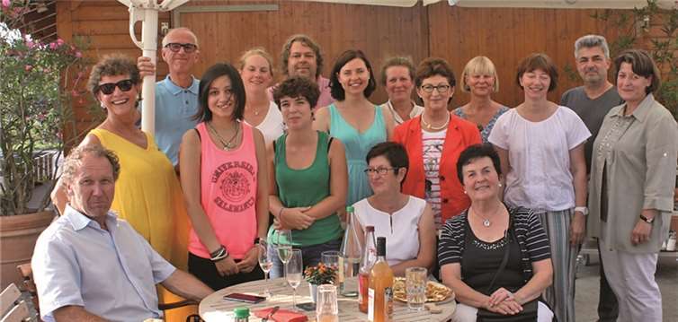 Lucia Sonsogno und Pauline Maillard, 3. und 4.v.l., Gasteltern, die Vereinsvorsitzenden Bernadette Conraths und Friedrich Oettler, 2. und 3. v.l., Bürgermeisterin Renate Offergeld, mittlere Reihe 3.v.r., und Beigeordneter Jörg Ostermann, l.Gemeinde Wachtberg