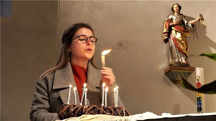 Lucia bläst das Licht aus – den Zuschauern wird aber eines aufgehen.Foto: Dekanat Ahr-Eifel