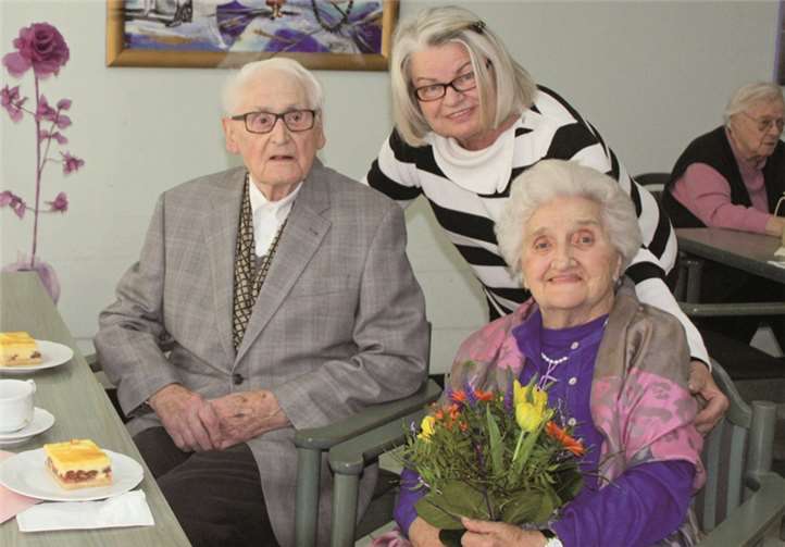 Lucia und Fritz Aust mit Heimleiterin Hannelore Spitzlei. privat