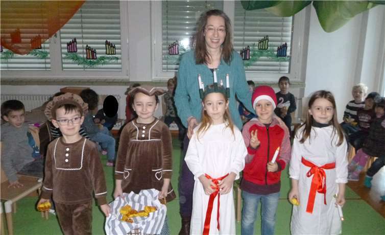 Lucia und ihre Helfer verteilten die Lucia-Brötchen.Privat