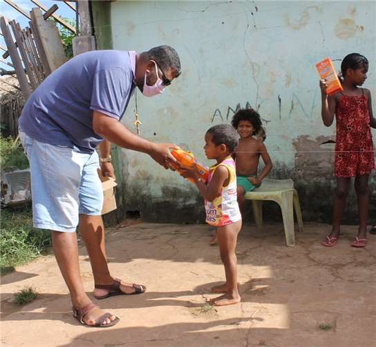 Luciano Franciolly Miranda Concalves, Sozialbetreuer und Musiklehrer, besucht Familien und bringt den Kindern des Projektes Madre Rosa Lebensmittel.Foto: privat