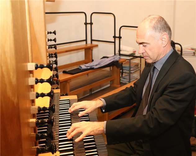 Luciano Zecca an der Orgel in St. Michael.StF