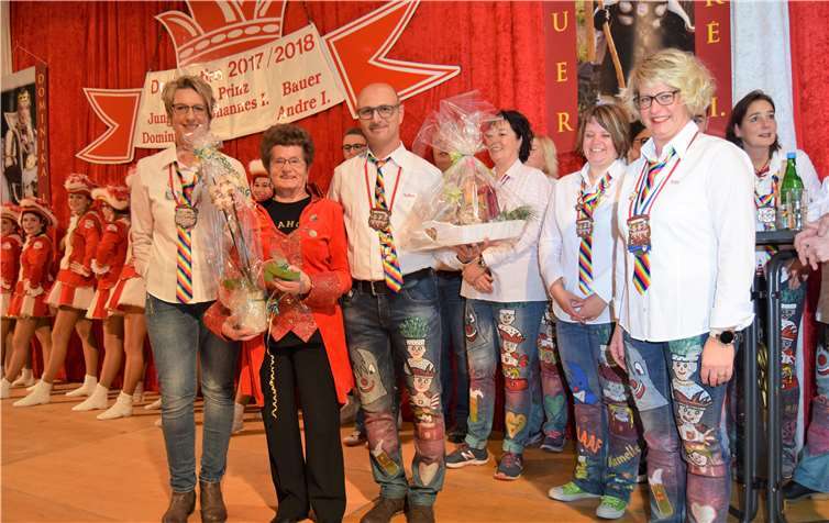 Lucie Wirtz wurde geehrt für jahrzehntelangen Einsatz an der Nähmaschine.