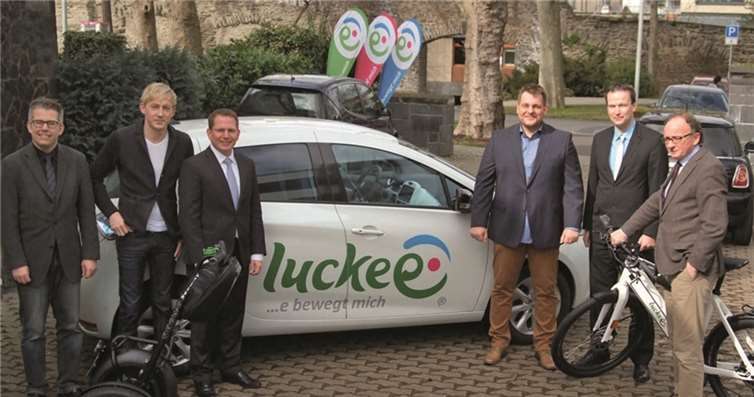 Luckee-Chef Thorsten Engels (3 v.r.) und seine Gäste zur Eröffnung. (v.l.): Christian Heller (Andernach net), Marc Ruland (MdL Rhl.-Pf.), Lars Hörnig (Stadtwerke Andernach), Christoph Weitzel (Vorstand KSK Mayen) und Achim Hütten (Oberbürgermeister). privat