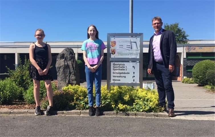 Lucy Felderhoff (v.li) und Katharina Schön mit dem Schulleiter Ralf Heuft.