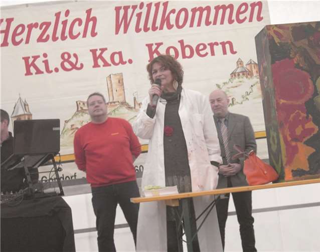 Lucy Mallmann mit dem ersten Ortsbeigeordneten Jürgen Georg vor der Versteigerung des Kunstsockels.Privat