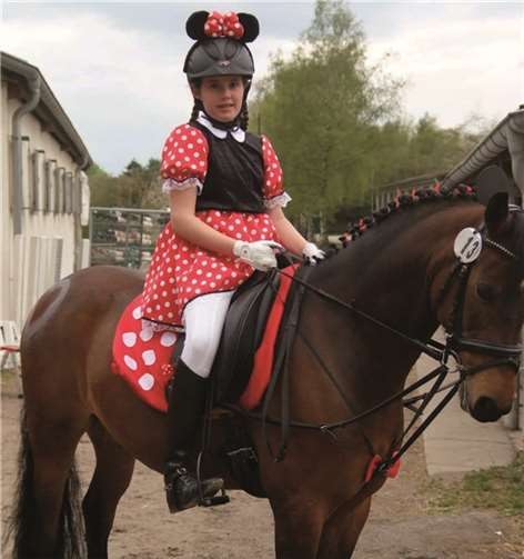 Lucy Strüder - hier im Mickey-Mouse-Kostüm - siegte im Springen LK 0 auf „Number Forty“.privat