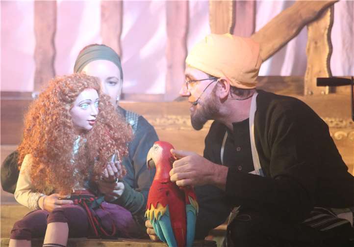 Lucy erfährt von McMonkeys gemeinen Plänen.Fotos: UP