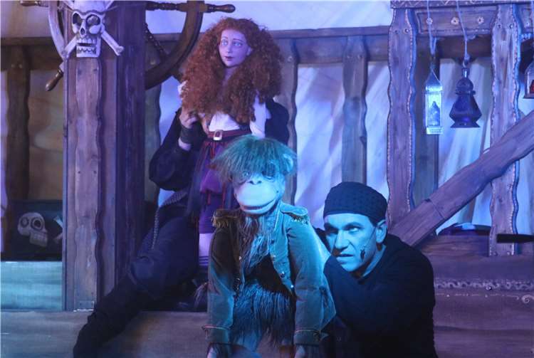 Lucy sagt McMonkey den Kampf an.