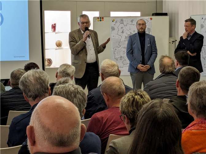 Ludger Banken, Niclas Töns und Oliver Krey (v.l.) während der Veranstaltung im Glasmuseum. Fotos: KS