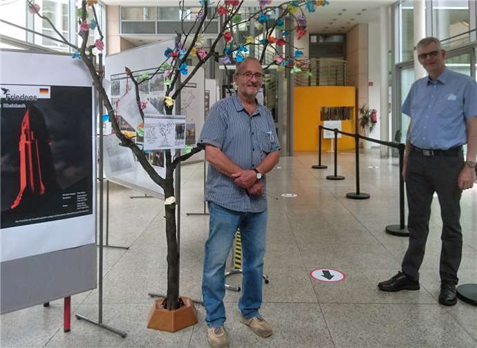 Ludger Banken besucht die Ausstellung Partnerschaft des Friedens im Rheinbacher Rathaus. Foto: privat