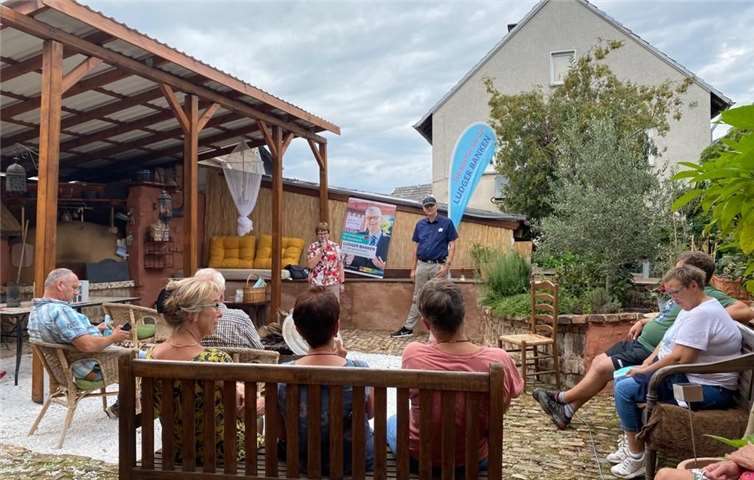 Ludger Banken im Gespräch mit Bürgerinnen und Bürgern. Foto: privat