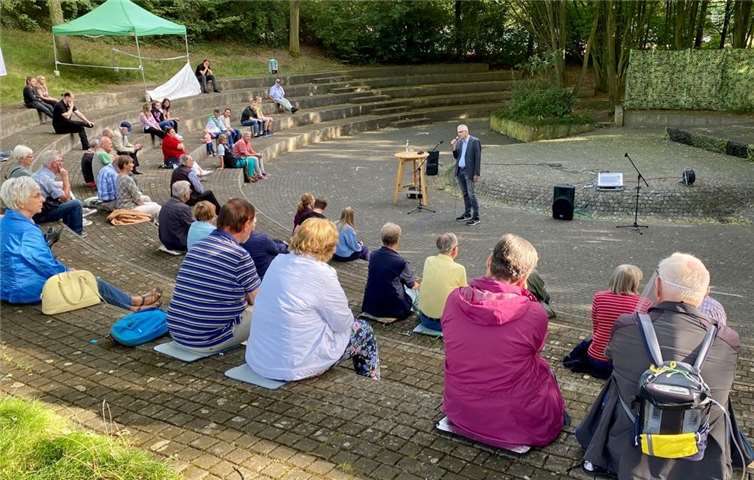 Ludger Banken im Gespräch mit Bürgerinnen und Bürgern im Rheinbacher Theatron. Foto: privat