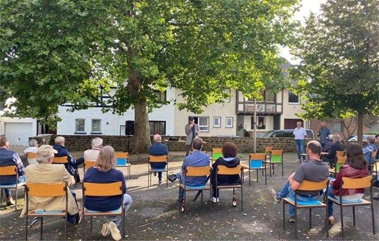 Ludger Banken im Gespräch mit Bürgerinnen und Bürgern in Niederdrees. Foto: privat