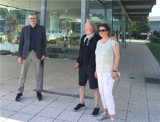 Ludger Banken im Gespräch mit Ingo und Dr. Alexandra Steins (v. l. n. r.). Foto: privat