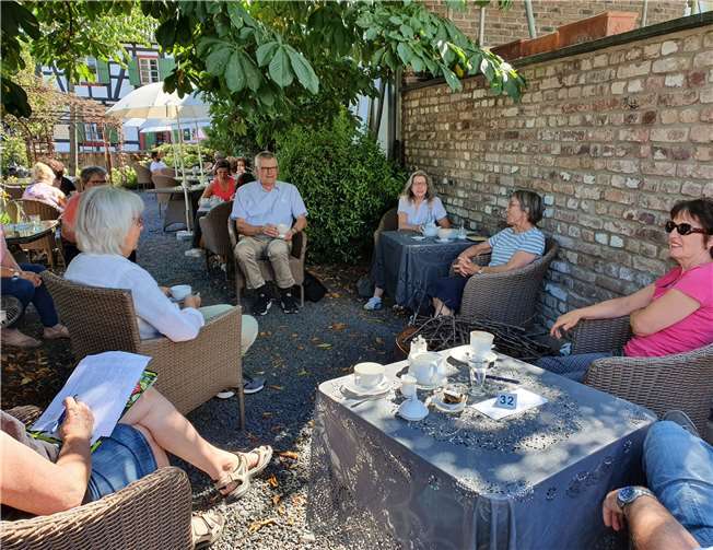 Ludger Banken im Gespräch mit Rheinbacher Ehrenamtlichen.Foto: privat