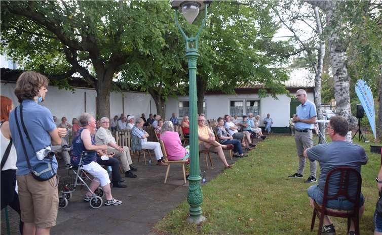 Ludger Banken im Gespräch mit Wormersdorfer Bürgerinnen und Bürgern. Foto: privat