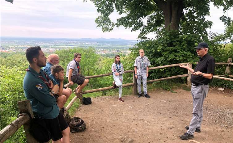 Ludger Banken im lebhaften Gespräch mit den Pfadfindern Wormersdorf auf der Tomburg. Foto: privat
