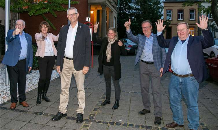 Ludger Banken (links) ist neuer Bürgermeister der Stadt Rheinbach. Ihm gratulierten nach der Stichwahl Noch-Bürgermeister Stefan Raetz (Mitte) und Bankens Mitbewerber um das Amt, Oliver Wolf (rechts).Fotos: Jost