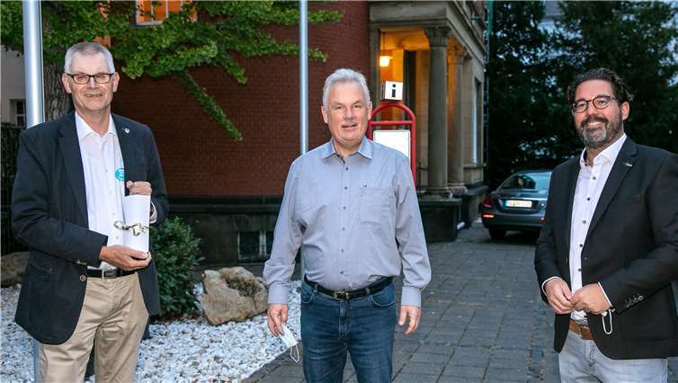 Ludger Banken (links) ist neuer Bürgermeister der Stadt Rheinbach. Ihm gratulierten nach der Stichwahl Noch-Bürgermeister Stefan Raetz (Mitte) und Bankens Mitbewerber um das Amt, Oliver Wolf (rechts).