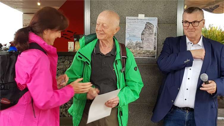 Ludger Post wurde beim Bezirkswandertag für seine Verdienste geehrt. Foto: Marieluise Pree