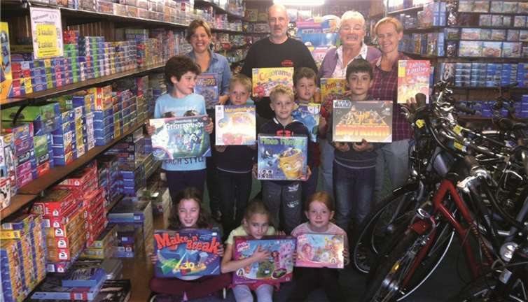 Ludwig Esper überreicht den Gewinnern der Grundschule Hasenfänger im Rahmen des neuen eine komplette Spieleausstattung. Privat