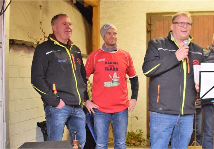 Ludwig Lambertz und Gerd Scheben von „Ling-Ham“ gaben im Beisein von Frank Hartmann von den „Männern von Flake“ die Spendenempfänger bekannt.