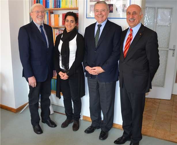 Ludwig Neuber (v.l.), Ilkay Yilmaz, Integrationsfachkraft der Kurdischen Gemeinschaft Rhein-Sieg/Bonn e.V., Landrat Frithjof Kühn und Musa Ataman.  Rhein-Sieg-Kreis