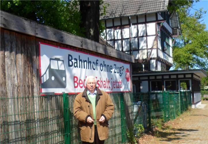 Lüftelbergs Ortsvorsteher Siegfried Schwaner am Haltepunkt „Bahnhof Kottenforst“. Foto: privat