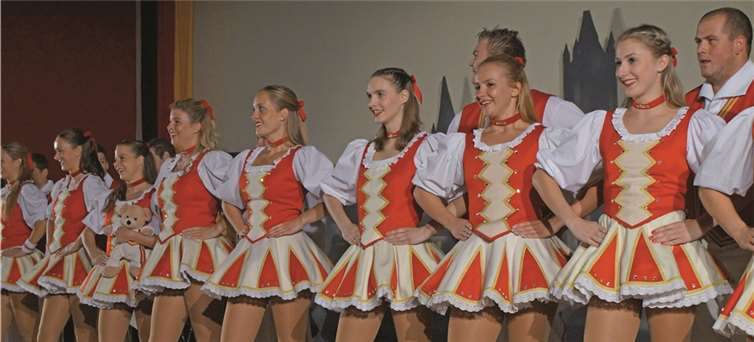 Luftakrobatik vom Feinsten präsentierte auch das Tanzcorps „Colonia Rut Wiess“.