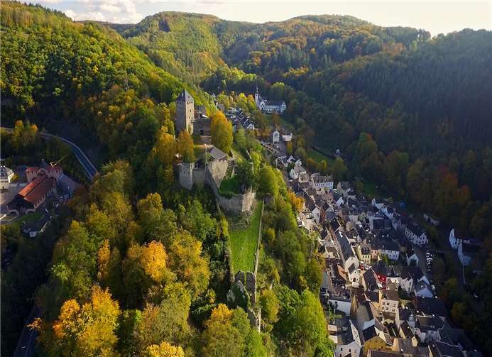 Luftaufnahme aus dem neuen Imagevideo des Kulturparks Sayn: die Natur- und Denkmallandschaft bietet viele Attraktionen auf engem Raum.