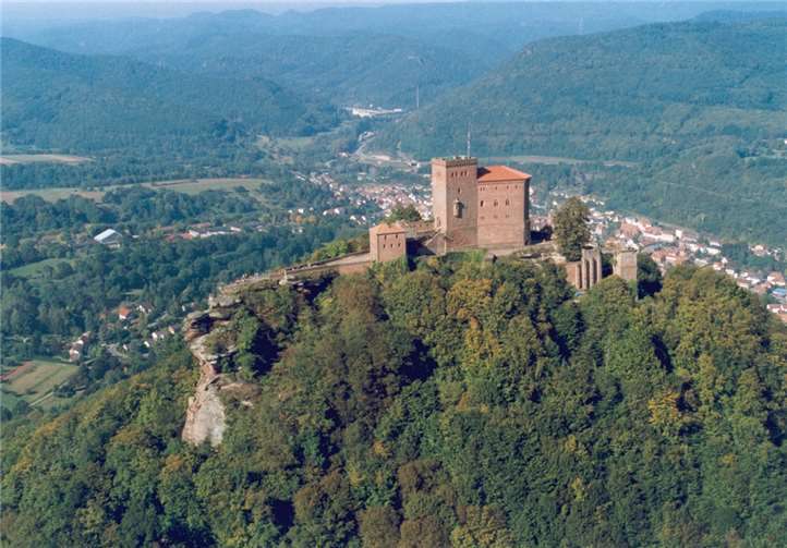 Luftaufnahme von Burg Trifels über Annweiler in der Rheinpfalz (2004). Hier wurde König Richard I. von England fast ein Jahr gefangengehalten. Alexander Thon M.A.