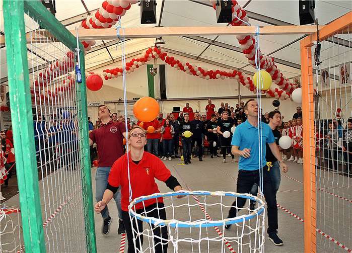 Luftballone aufblasen und nur mit dem Kopf in den Korb befördern, gar nicht so einfach.