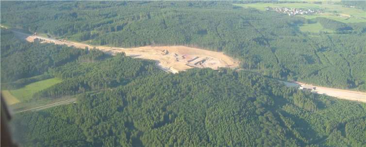 Luftbild eines ehemals im Bau befindlichen anderen Abschnittes der A 1.Dr. Zschocke (BUND)