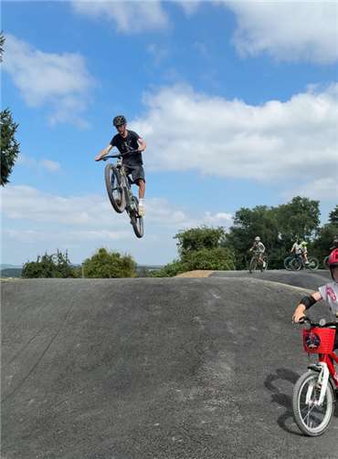 Jugendprojekt wird Realität: Pumptrack in Montabaur eröffnet  Luftige Höhen: Gleich zur Eröffnung zeigten die jungen Biker auf dem neuen Pumptrack in Elgendorf ihre besten Sprünge.
