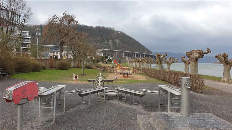 Spielplätze in der Region bieten viel Abwechslung Luftiges Planschvergnügen verspricht der Wasserspielplatz am Andernacher Rheinufer. Foto: WAMFO.de