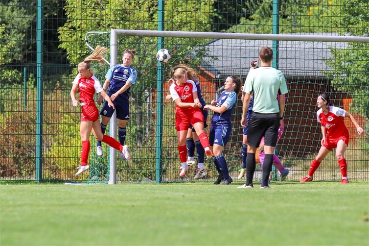 Luftkampf im Strafraum von Montabaur 