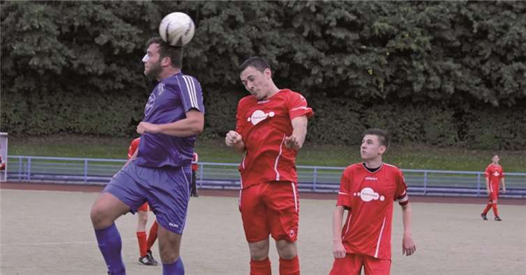 Luftkampf um den Ball: Johannes Klodt mit dem Ochtendunger Gegenspieler, im Hintergrund Kapitän Julius Kaufmann.privat