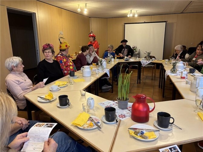 Luftschlangen, Berliner und kölsche Lieder: Eine feierliche Morgenrunde.