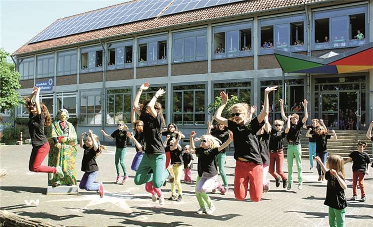 Luftsprünge machten die Musikschüler bei dem Arrangement von Freude schöner Götterfunke.DL