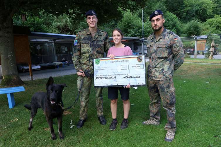Luftwaffensoldaten spenden 3.000 Euro an das Tierheim Mayen.  Foto: Bundeswehr / Rach