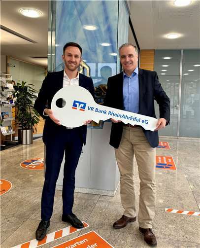 Luis Kneib erhält den symbolischen Schlüssel zur Filiale vom Direktor des Regionalmarktes KoblenzMittelrheinMosel Jürgen Jung. Foto: Clara Elisa Stoffel, VR Bank RheinAhrEifel eG