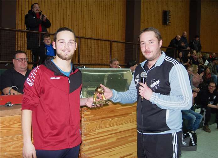 Luis Talavera (links), Schlussmann der A-Junioren der JSG Maifeld, wurde als bester Torhüter des Turniers ausgezeichnet. Fotos: SK